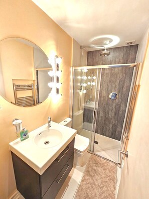 Hårføner og håndklær