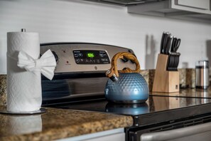 Microondas, horno, placa de cocina y lavavajillas