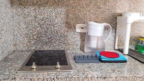 Køleskab, mikrobølgeovn, ovn, elkedel