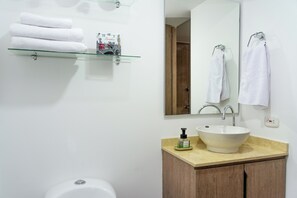 Hårtørrer, håndklæder, Sæbe, Toiletpapir