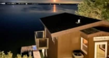 Relaxi-Cabin. On the water!!
Beautiful sunrises and fun place to relax!!