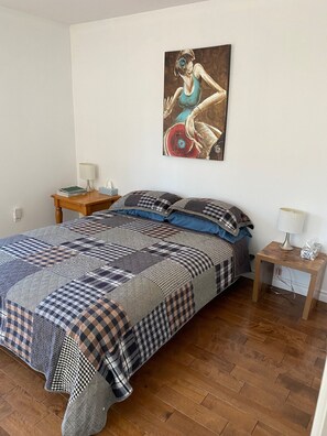 5 Schlafzimmer, Schreibtisch, Bügeleisen/Bügelbrett, WLAN