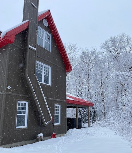 Grand chalet confortable en Mauricie dans un décor nature  à toutes les saisons.
