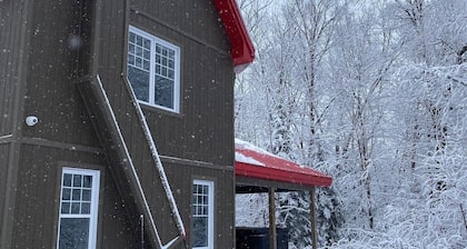Grand chalet confortable en Mauricie dans un décor nature à toutes les saisons.