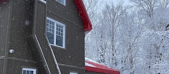Grand Chalet Confortable en Mauricie Dans un Décor Nature à Toutes les Saisons