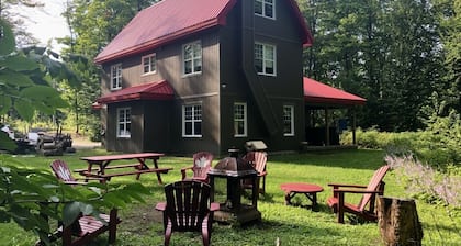Grand chalet confortable en Mauricie dans un décor nature à toutes les saisons.