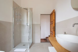 Dusche, Haartrockner, Bidet, Handtücher
