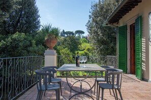 Outdoor dining - Wonderful apartment in Villa with nice garden and terrace. Lovely neighborhood   (Firenze)
