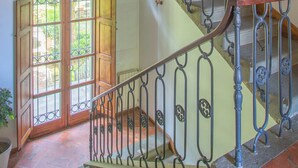 A staircase with wrought iron railings and wooden doors leading to an outdoor area. - Wonderful apartment in Villa with nice garden and terrace. Lovely neighborhood   (Firenze)