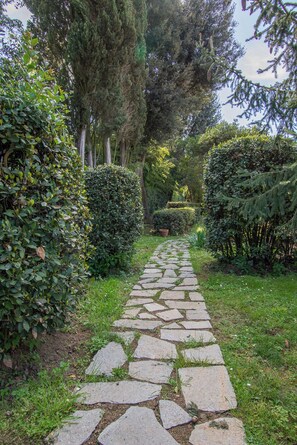 Property grounds - Wonderful apartment in Villa with nice garden and terrace. Lovely neighborhood (Firenze)