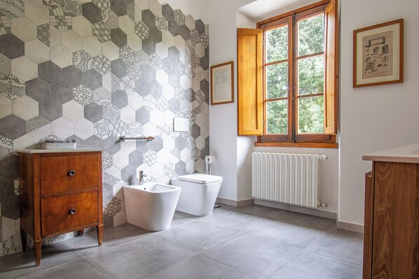 Een douche, een haardroger, een bidet, handdoeken