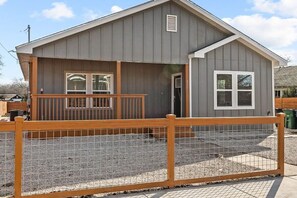 Exterior - Retreat to a Brand-New Downtown Home 4BR/3BA! (San Antonio)