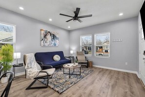 TV - Retreat to a Brand-New Downtown Home 4BR/3BA! (San Antonio)