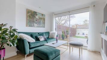 Basic Apartment | Living area