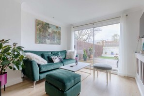 Basic-Apartment | Wohnbereich | Fernseher