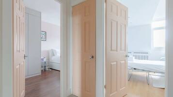 Basic Apartment | Bathroom