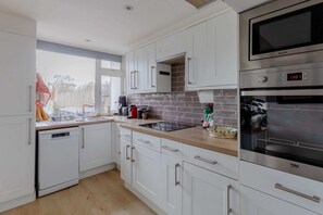 Leilighet – basic | Eget kjøkken | Kjøleskap, mikrobølgeovn, ovn og kokeplater