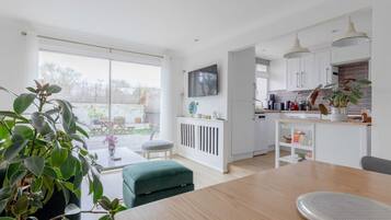 Basic Apartment | Dining