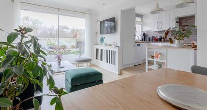 Scandi-style 2BD Maisonette W/garden Brick Lane!