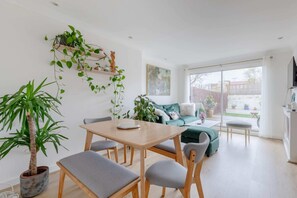 Basic Apartment | Living area