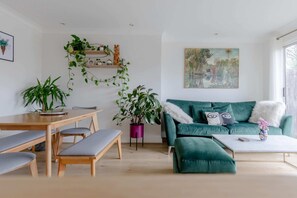 Basic-Apartment | Wohnbereich | Fernseher