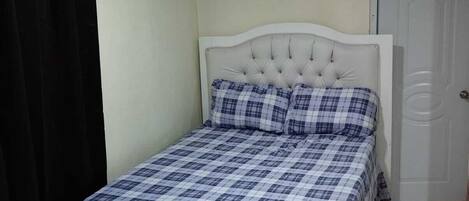 1 slaapkamer, een strijkplank/strijkijzer, wifi, beddengoed