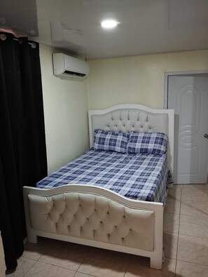 1 habitación, tabla de planchar con plancha, wifi y ropa de cama 