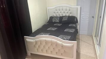 1 habitación, tabla de planchar con plancha, wifi y ropa de cama