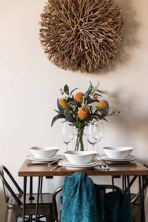 Dining - 1-bedroom Unit in Classic Melbourne CBD Building! (Melbourne)