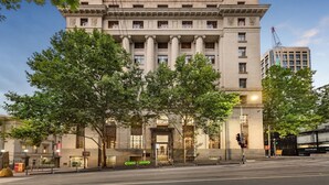 Un bâtiment historique abritant les bureaux de l’autorité portuaire, caractérisé par son architecture classique, ses grandes colonnes et son entrée imposante.