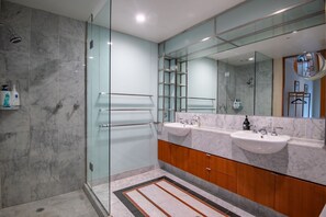 Towels - Elegant 4B 2B Unit in Melbourne CBD w/ Parking! (Melbourne)