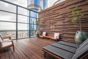 Terrace/patio - Elegant 4B 2B Unit in Melbourne CBD w/ Parking! (Melbourne)