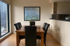 Basic Apartment | Dining - Elegant 4B 2B Unit in Melbourne CBD w/ Parking! (Melbourne)