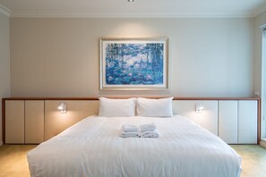 Basic Apartment | 4 bedrooms, laptop workspace, bed sheets - Elegant 4B 2B Unit in Melbourne CBD w/ Parking! (Melbourne)