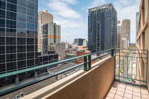 Basic Apartment | Terrace/patio - Elegant 4B 2B Unit in Melbourne CBD w/ Parking! (Melbourne)