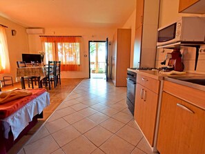 Fridge, microwave, oven, stovetop - Holiday apartment mit Klimaanlage und Terrasse (Seline)