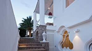A staircase leading to a second floor with stone steps and white walls. - Villa Fortuna by MyVillaCollection (Capri)