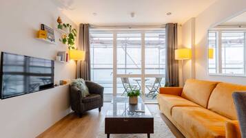 Eenvoudig appartement | Woonruimte | Een televisie