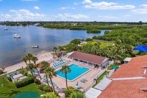 Traveler's Paradise! 1/1 Condo W/D Private Beach!