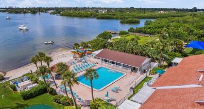 Traveler's Paradise! 1/1 Condo W/D Private Beach!