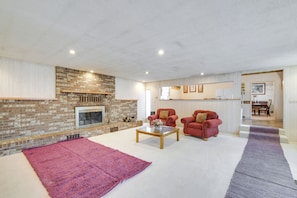 TV, fireplace - Spacious Studio - 5 Mi to MGM Northfield Park! (Maple Heights)