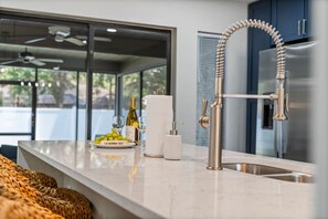 Fridge, microwave, oven, stovetop - Florida Haven 4/2.5 Vacation Ready Home! Book Now! (Seminole)