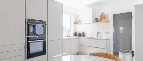 Basic Apartment | Private kitchen | Fridge, microwave, oven, stovetop