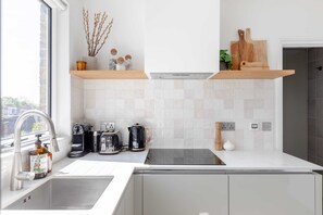 Appartement | Cuisine privée | Réfrigérateur, micro-ondes, four, plaque de cuisson