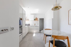 Appartement | Cuisine privée | Réfrigérateur, micro-ondes, four, plaque de cuisson