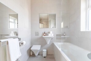 Bathroom - Sleek Scandi-inspired 2BD Flat, Fulham (London)