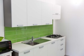 Refrigerador, horno, parrilla de estufa y cafetera y tetera