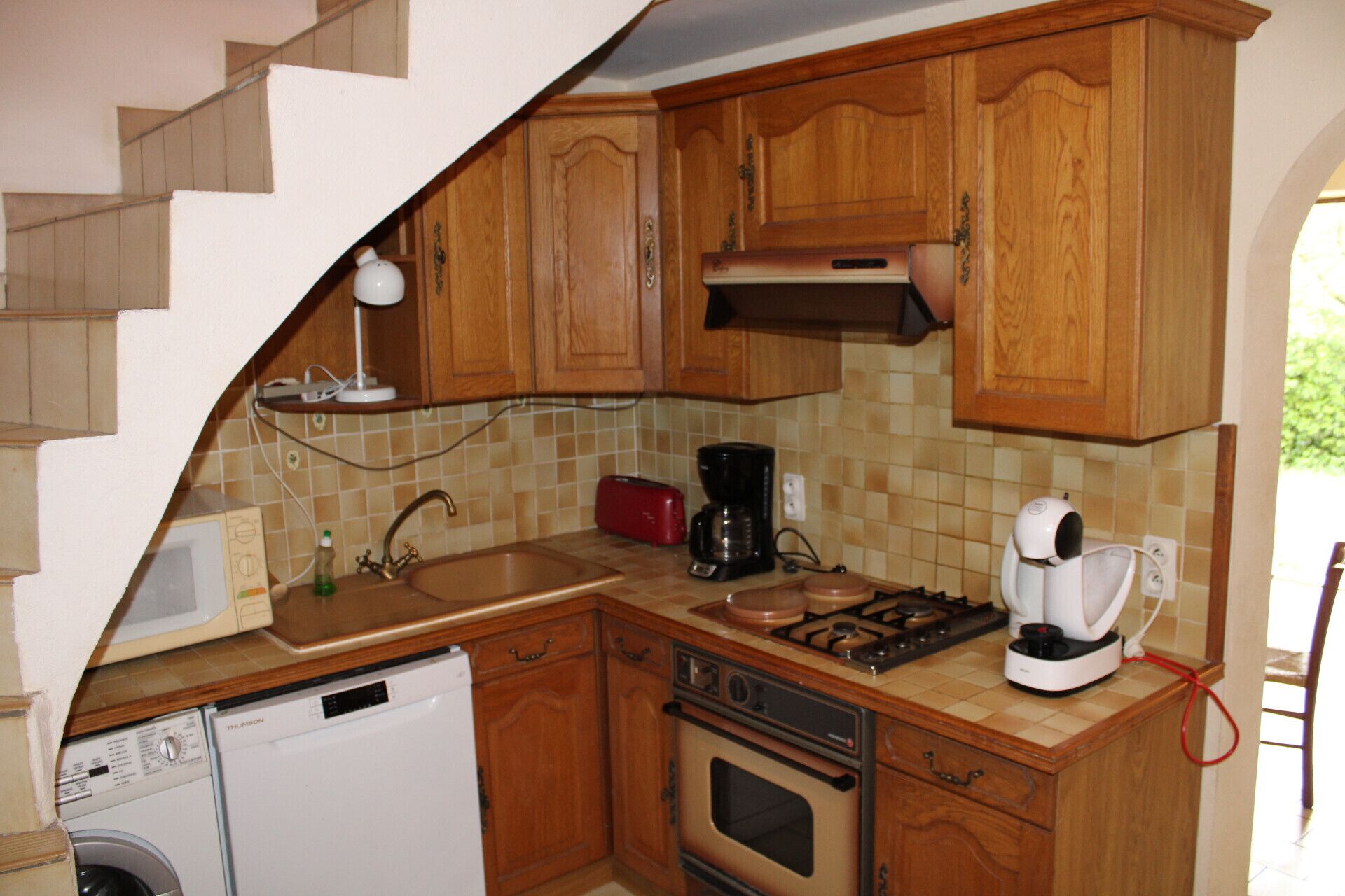 Kühlschrank, Ofen, Geschirrspüler, Wasserkocher mit Kaffee-/Teezubehör