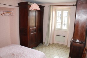 2 bedrooms, bed sheets