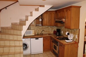 Fridge, oven, dishwasher, coffee/tea maker